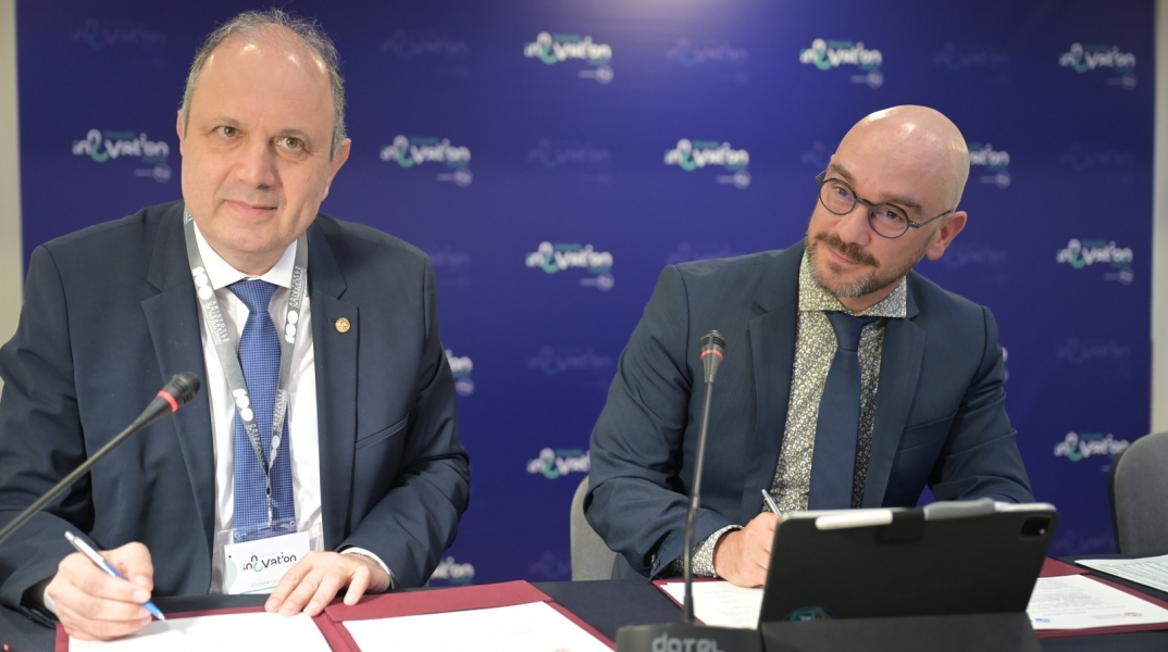 Από αριστερά: ο πρύτανης του Αριστοτελείου Πανεπιστημίου καθηγητής Κυριάκος Αναστασιάδης και ο επικεφαλής της Pfizer στη Θεσσαλονίκη και επικεφαλής του Κέντρου Ψηφιακής Καινοτομίας δρ Ιωάννης Πανδής