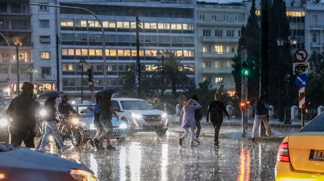 Άνοιξαν οι ουρανοί στην Αττική - Πότε αλλάζει το σκηνικό του καιρού