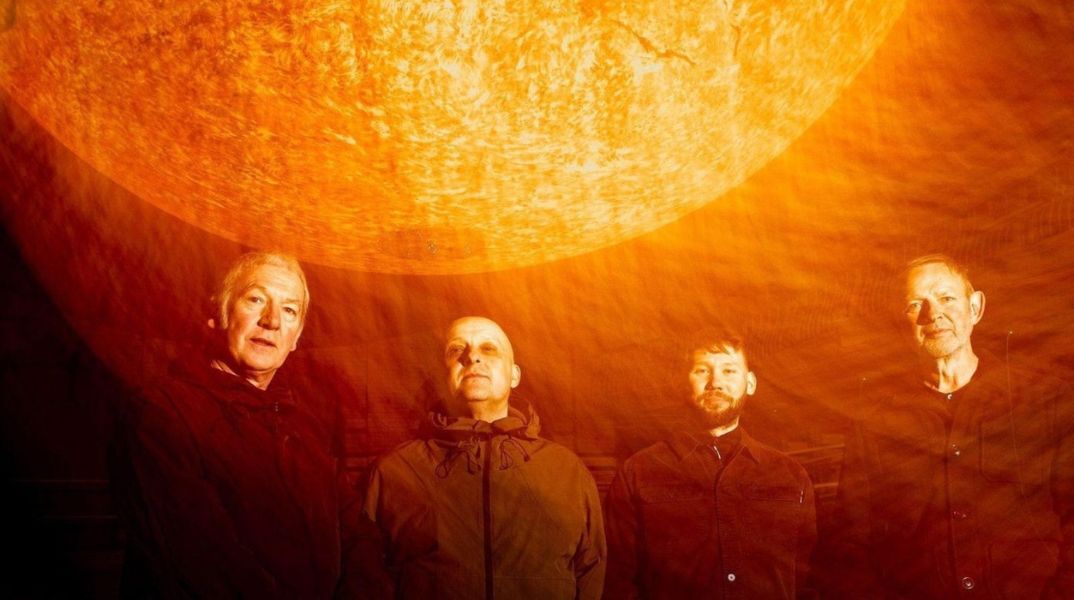Οι Inspiral Carpets επέστρεψαν με νέο single μετά από 12 χρόνια και ετοιμάζονται για περιοδεία, συνεχίζοντας την πορεία τους μετά τo reunion του 2023.
