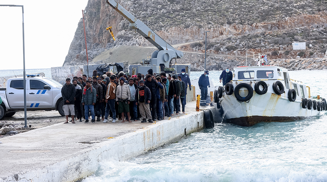 Ναυάγιο με νεκρούς μετανάστες ανοικτά των Καλών Λιμένων Κρήτης - Μεταφορά διασωθέντων μεταναστών στο λιμάνι Καλών Λιμένων © ΣΤΕΦΑΝΟΣ ΡΑΠΑΝΗΣ / EUROKINISSI