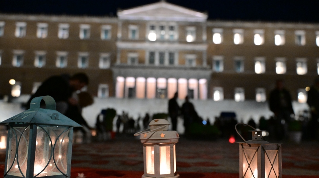 Νέο κόμμα με τη βοήθεια των δύο άκρων