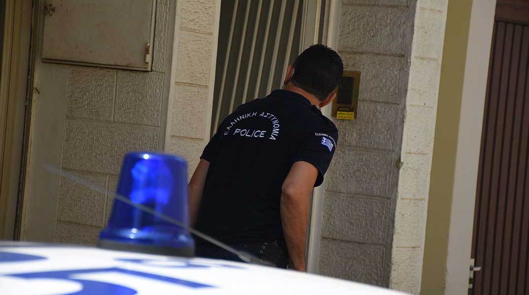 Αστυνομικός δίπλα σε περιπολικό