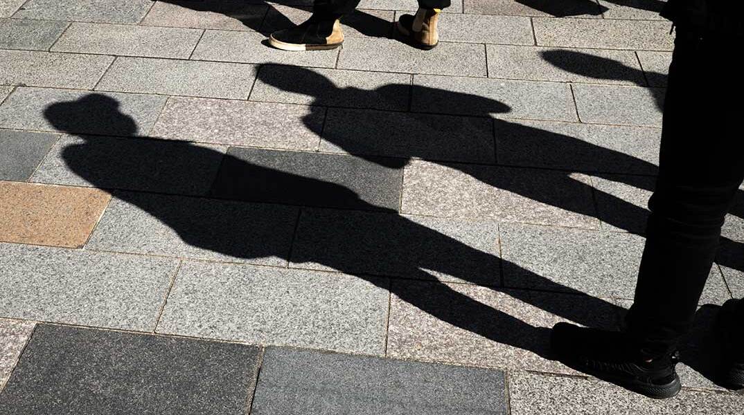 Σκιές ανθρώπων στο πεζοδρόμιο