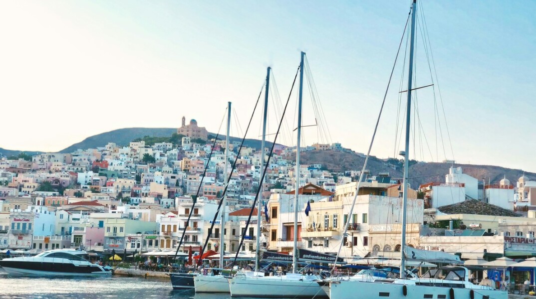 Σύρος, το ελληνικό μυστικό διαμάντι - Το αποθεωτικό αφιέρωμα στο νησί που εκπλήσσει τους πάντες - Οι παστέλ αποχρώσεις, τα μαρμάρινα σοκάκια, τα αρχοντικά και τα επιβλητικά δημόσια κτίρια