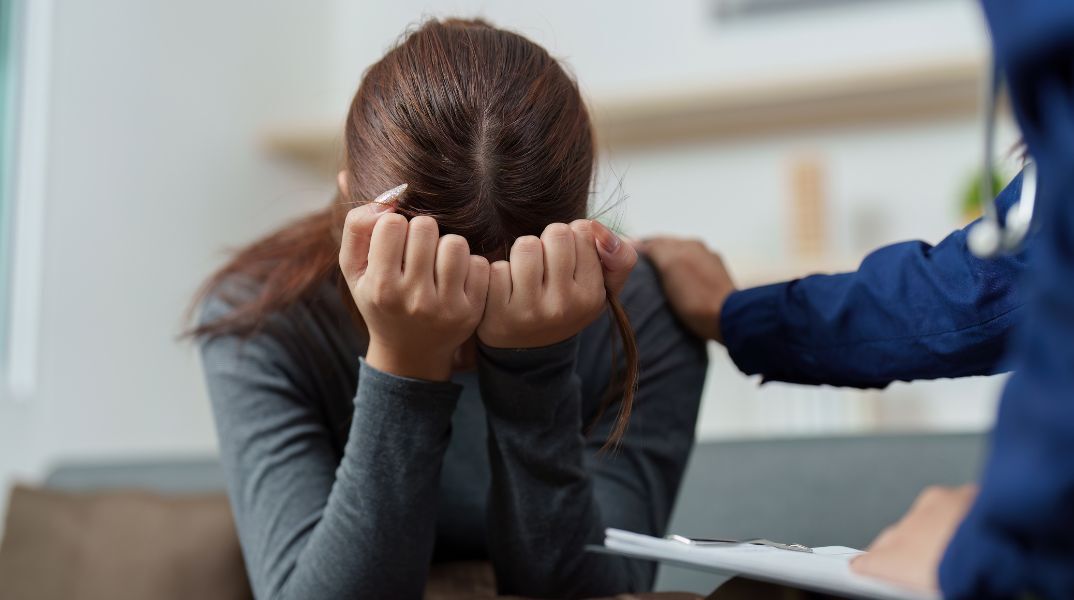 Νέα έρευνα δείχνει ότι αντιφλεγμονώδες φάρμακο ίσως βοηθήσει ασθενείς με ανθεκτική μορφή κατάθλιψης, ανοίγοντας νέο δρόμο στις θεραπείες ψυχικής υγείας.