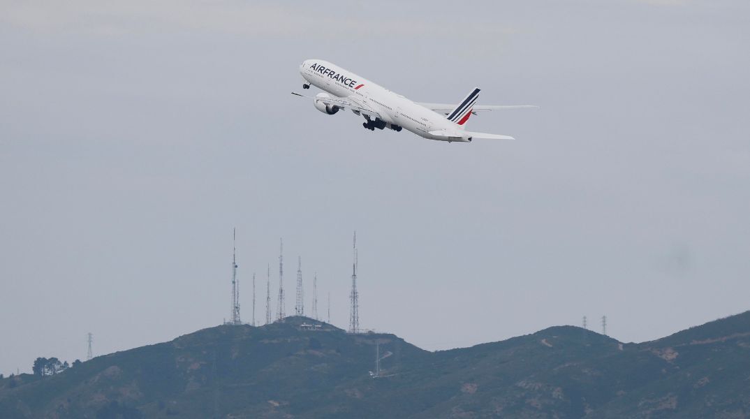 Πτήση προς το Ντιτρόιτ άλλαξε πορεία για Μόντρεαλ, όταν διαπιστώθηκε ότι επέβαινε ταξιδιώτης από το Κονγκό, εν μέσω έξαρσης του ιού Έμπολα στην Αφρική