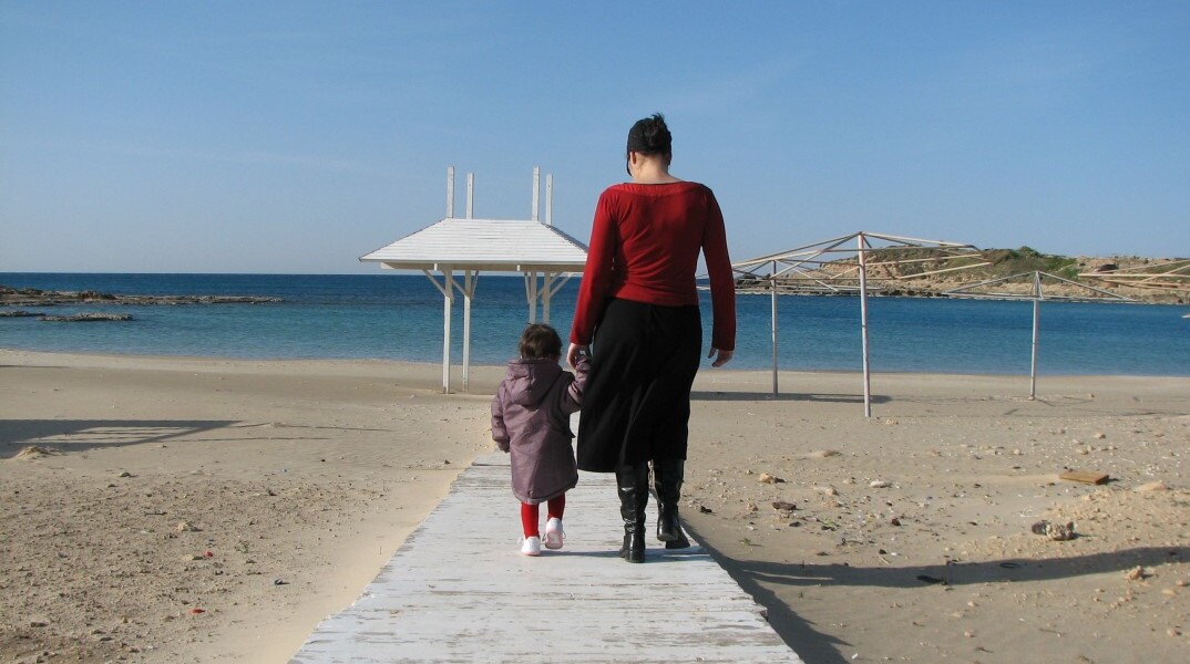 Μητέρα με παιδί σε παραλία