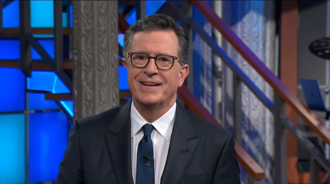 Το The Late Show του Στίβεν Κολμπέρ ολοκληρώνεται μετά από 33 χρόνια - Ο παρουσιαστής μιλά για πολιτικές πιέσεις, το CBS επικαλείται οικονομικούς λόγους.