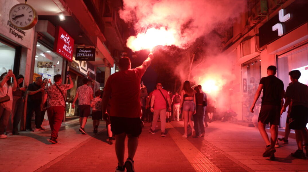 Ολυμπιακός: Πήρε «φωτιά» ο Πειραιάς μετά την πρόκριση των Πειραιωτών 