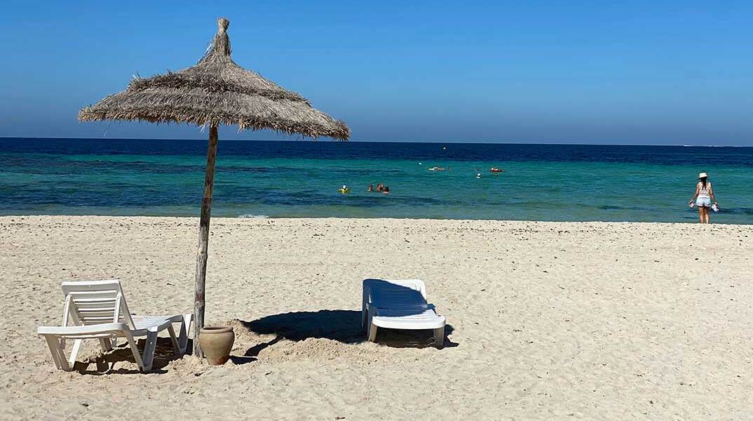 Ξαπλώστρα και ομπρέλα σε παραλία