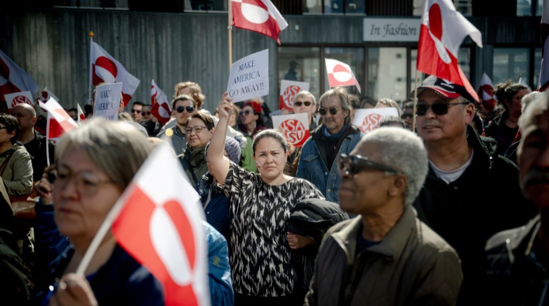 Διαδηλώσεις στη Γροιλανδία κατά των ΗΠΑ μετά τα εγκαίνια προξενείου στη Νουούκ - «Όχι» των πολιτών στις προσπάθειες ελέγχου από τον Ντόναλντ Τραμπ.