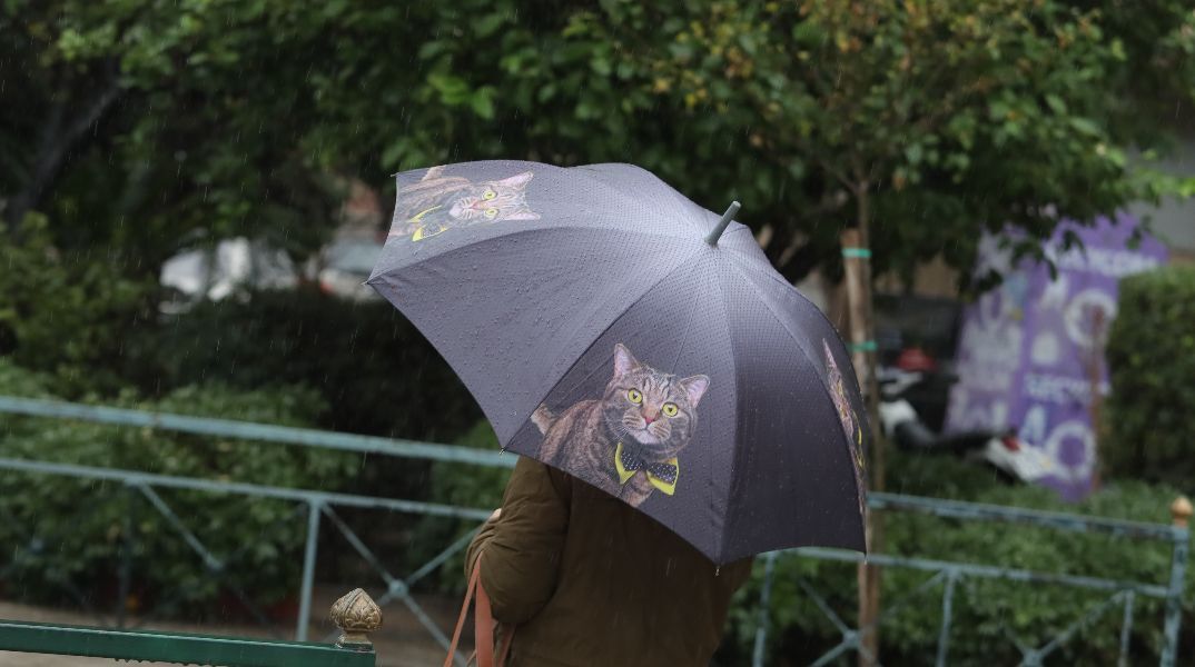 Καιρός: Βροχές σε Αττική και Θεσσαλονίκη – Στους 27 βαθμούς η θερμοκρασία