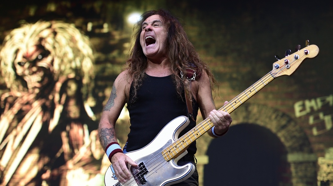 Ο μπασίστας Steve Harris του βρετανικού heavy metal συγκροτήματος Iron Maiden