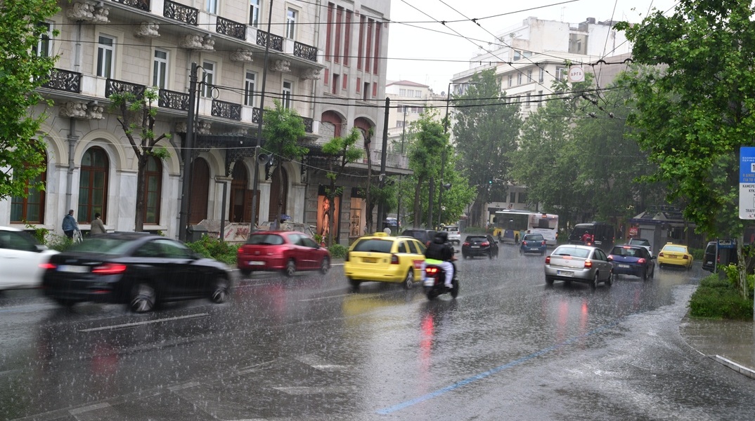 Βροχή στο κέντρο της Αθήνας