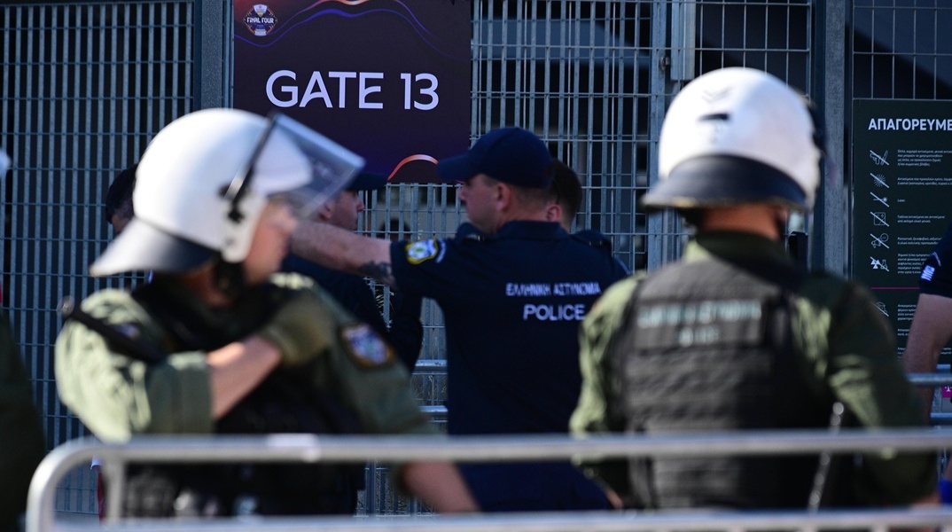 Στελέχη της ΕΛΑΣ σε ελέγχους έξω από το ΟΑΚΑ για τον τελικό του Final Four 2026
