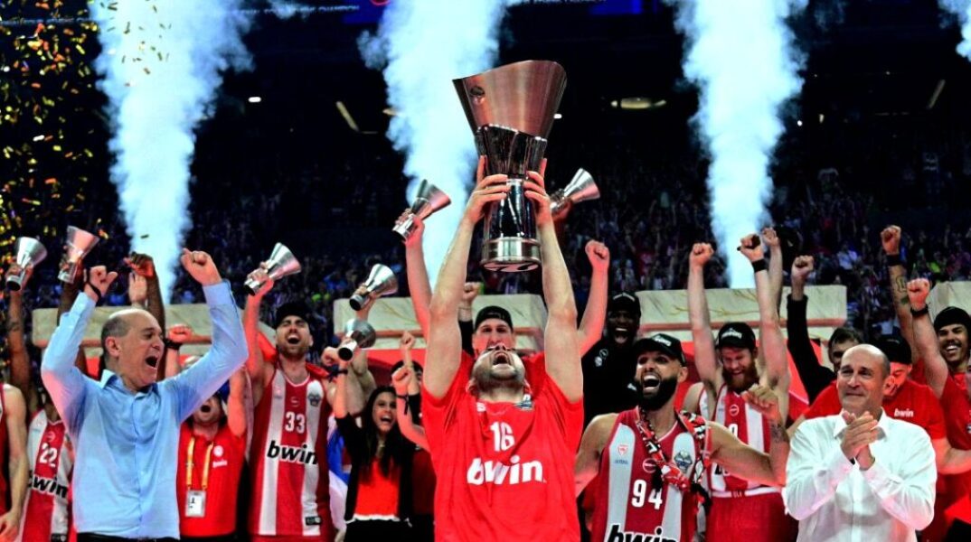Final Four 2026: Η στιγμή της απονομής του τέταρτου ευρωπαϊκού του Ολυμπιακού