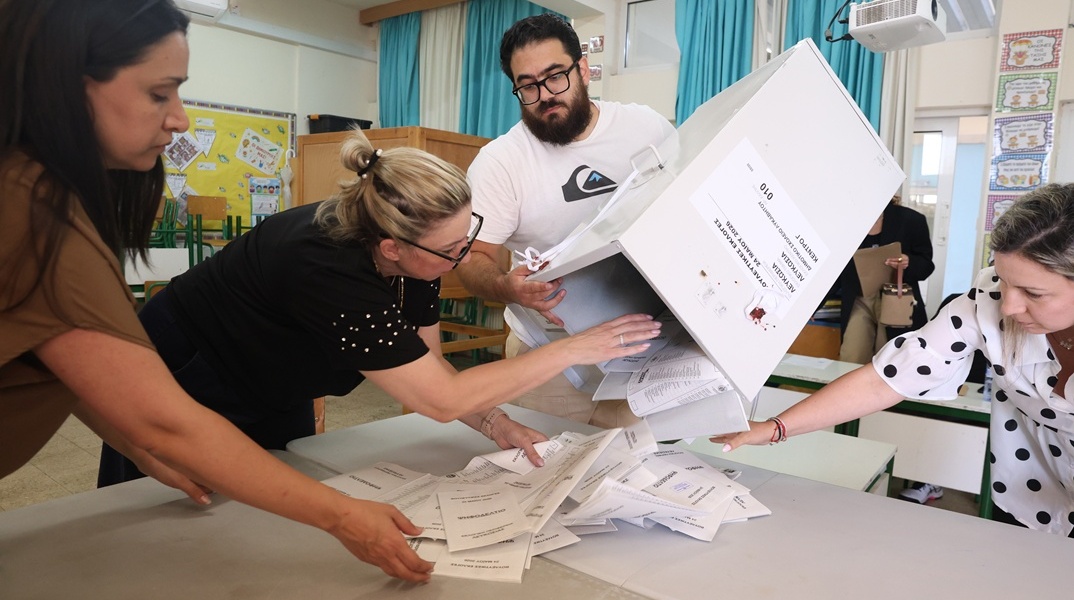Καταμέτρηση ψήφων μετά το άνοιγμα της κάλπης για τις εκλογές στην Κύπρο