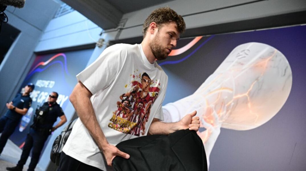 Final Four 2026: «Athens calling…» – Η άφιξη του Ολυμπιακού στο T-Center και το επικό μπλουζάκι του Βεζένκοφ