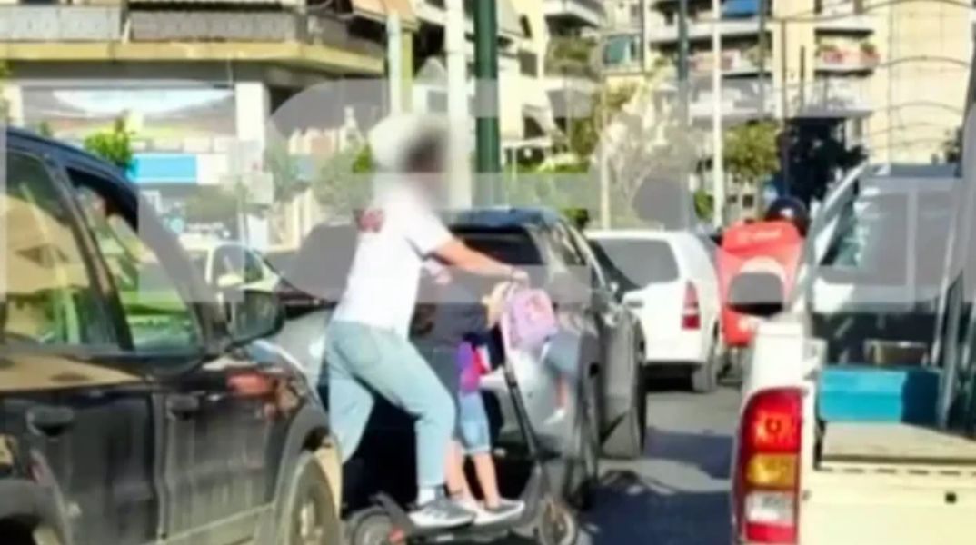 Παγκράτι: Πατέρας κυκλοφορεί με πατίνι μαζί με δύο μικρά παιδιά ανάμεσα σε διερχόμενα ΙΧ - Δε φορούν καν κράνη