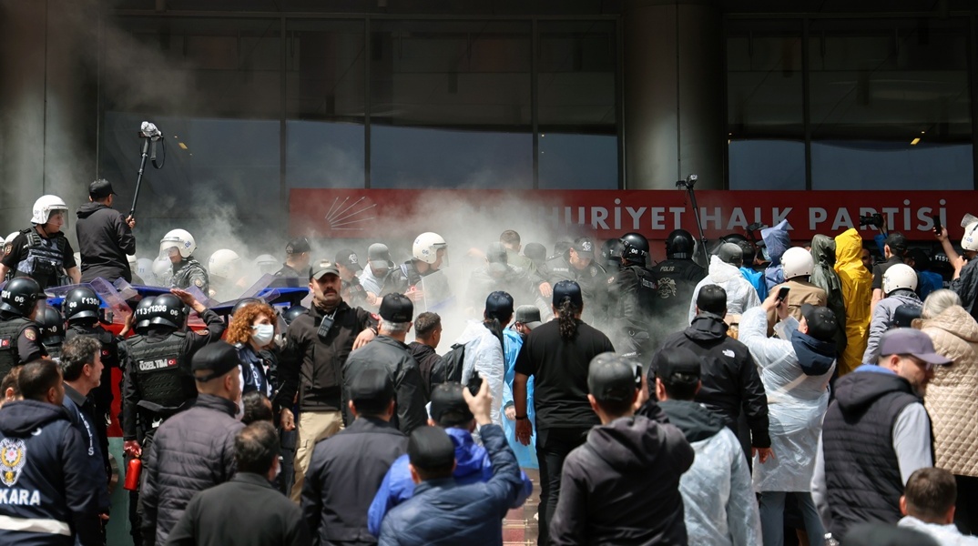 Τουρκία: Αστυνομική επέμβαση στα κεντρικά του CHP - Απομακρύνθηκε ο Οζγκιούρ Οζέλ 