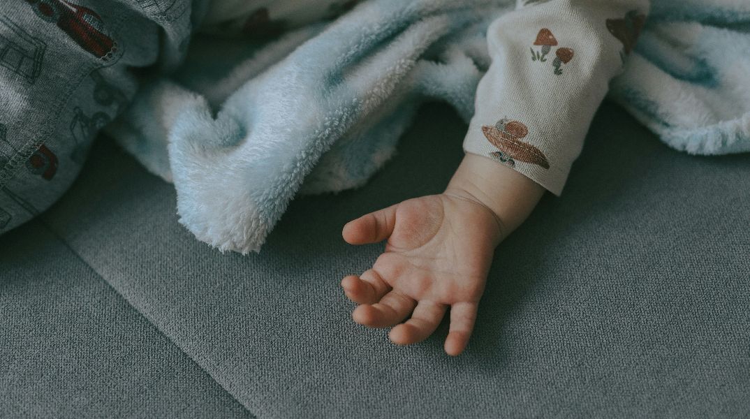 Ραγδαίες εξελίξεις στα Χανιά: Ερευνώνται άλλοι δύο θάνατοι παιδιών στην οικογένεια της 3χρονης