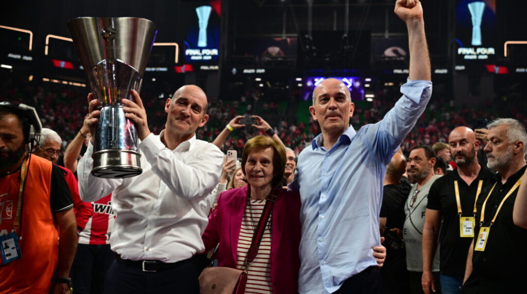 Final Four 2026: Oι Παναγιώτης και Γιώργος Αγγελόπουλος μαζί με την μητέρα τους και την κούπα της EuroLeague