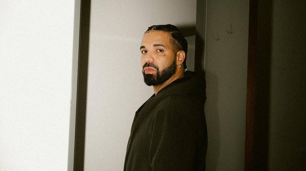 Ο ράπερ Drake γράφει ιστορία κατακτώντας τις τρεις πρώτες θέσεις του Billboard 200 με τα νέα του άλμπουμ, ένα επίτευγμα πρωτοφανές από το 1956.
