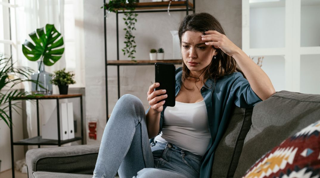 Παραπληροφόρηση στα social media για την περιεμμηνόπαυση οδηγεί γυναίκες σε λανθασμένες θεραπείες και ανεπιθύμητες εγκυμοσύνες, προειδοποιούν ειδικοί.