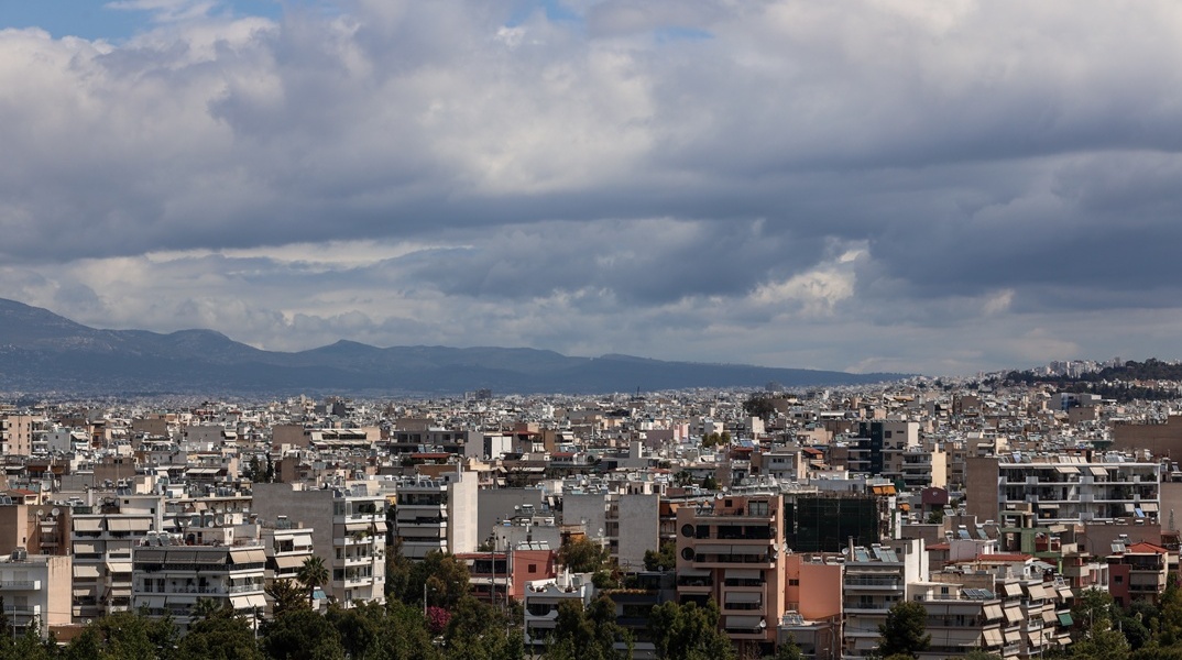 Σύννεφα και ηλιοφάνεια στην Αθήνα
