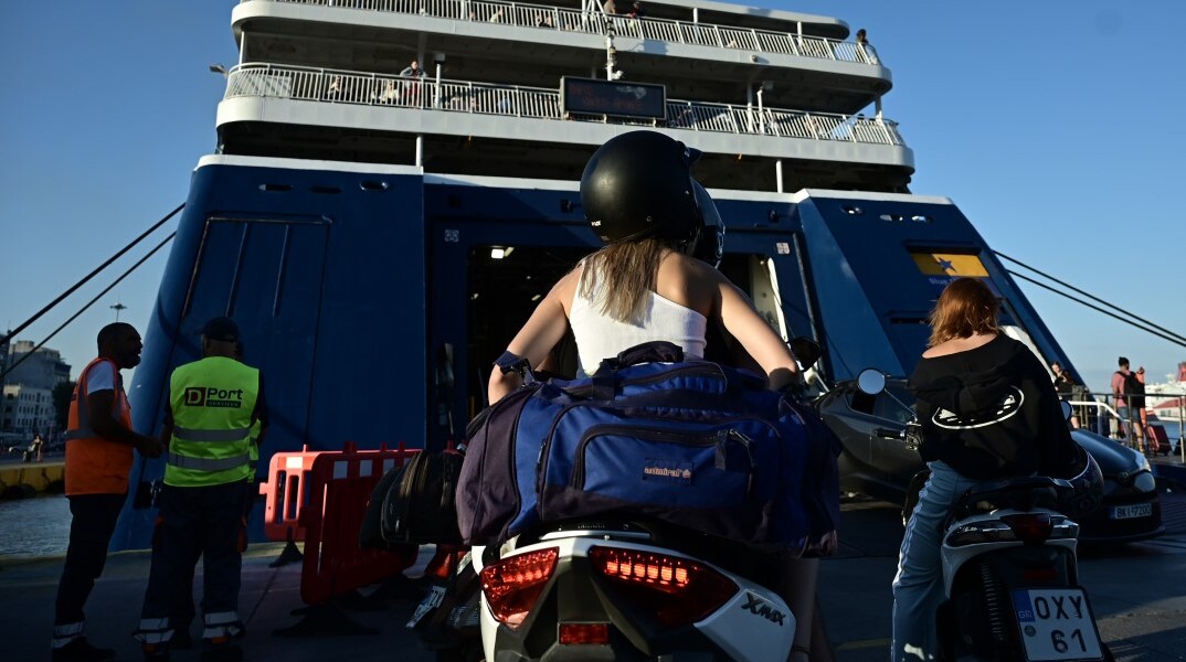 Αναχώρηση αδειούχων του Αυγούστου με πλοίο από το λιμάνι Πειραιά