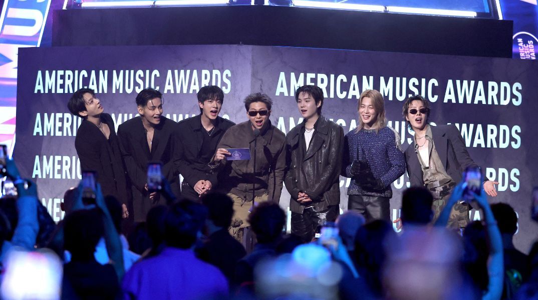 American Music Awards: Μεγάλοι νικητές οι BTS ως καλλιτέχνες της χρονιάς για δεύτερη φορά - Το συγκρότημα-φαινόμενο της K-pop σάρωσε στα αμερικανικά βραβεία