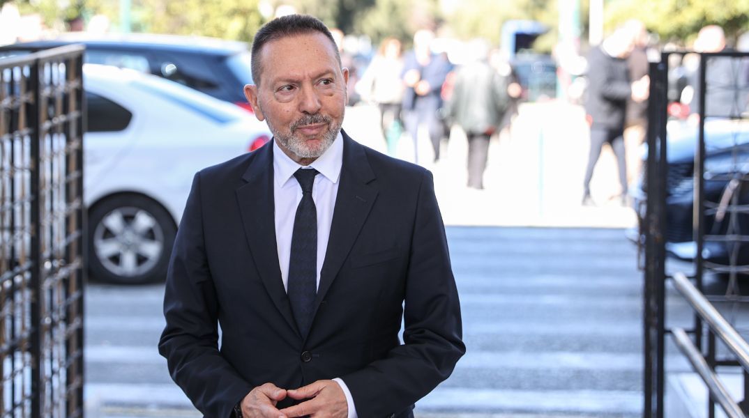 Ο Γιάννης Μεϊμάρογλου επικρίνει τη στάση του ΠΑΣΟΚ στην ψηφοφορία για τον Γιάννη Στουρνάρα, κάνοντας λόγο για αμφίσημη και επιζήμια πολιτική στάση.