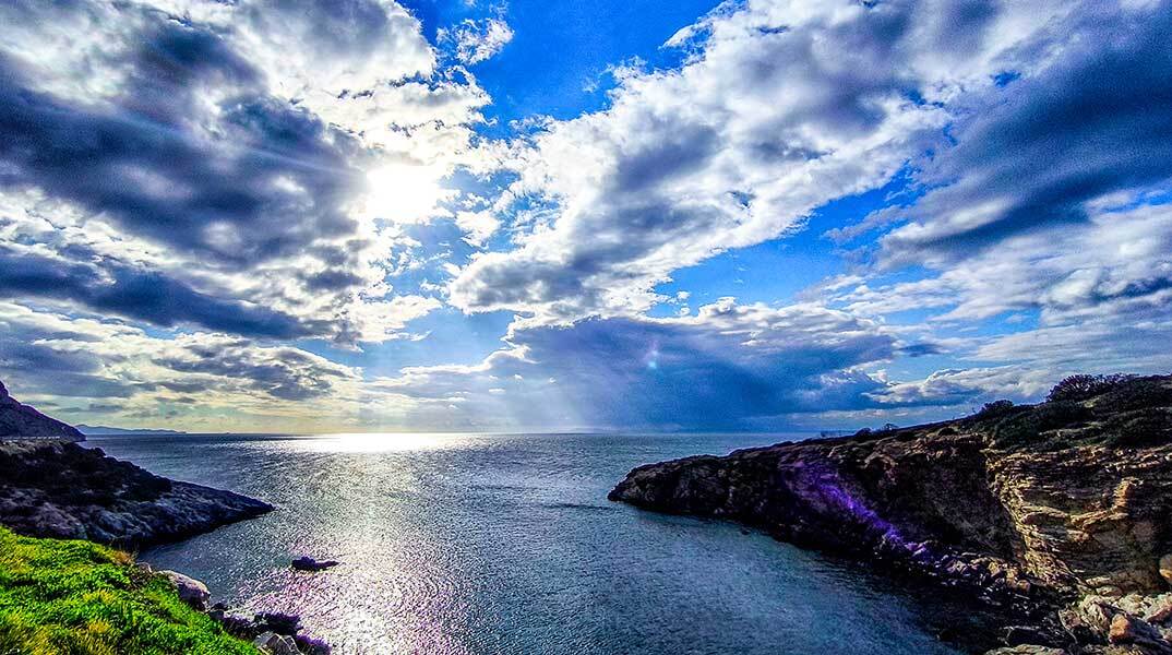 Σύννεφα στον ουρανό και παραλία
