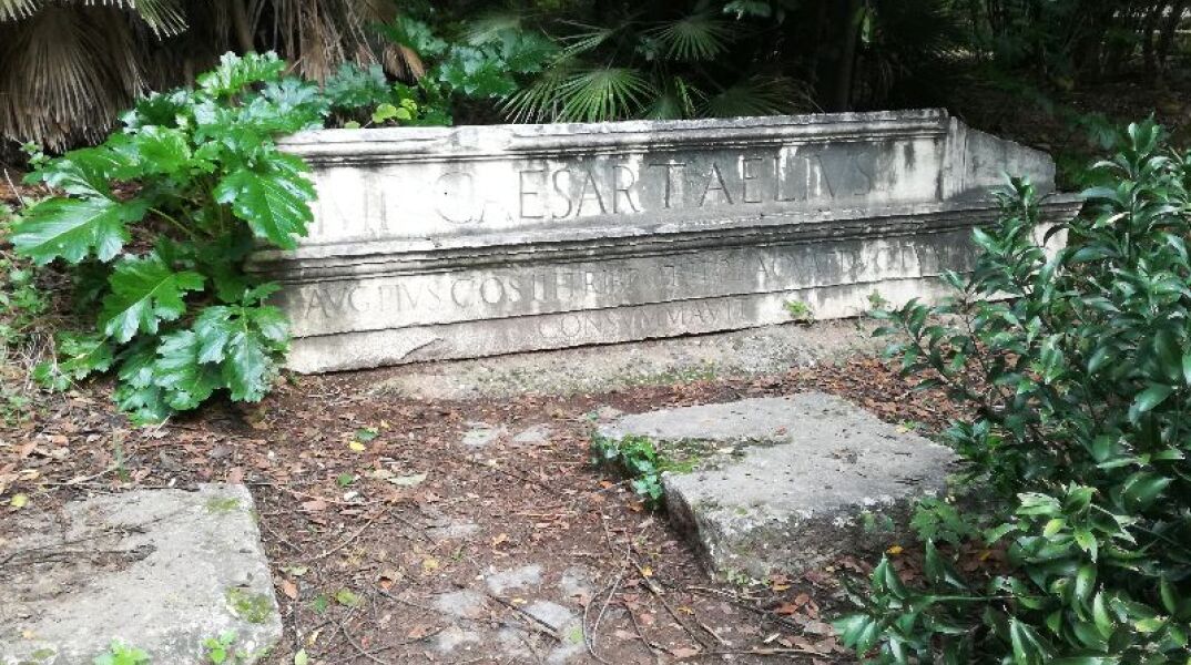 Σε ποιον κήπο υπάρχει τμήμα του επιστυλίου του Αδριάνειου Υδραγωγείου;  
