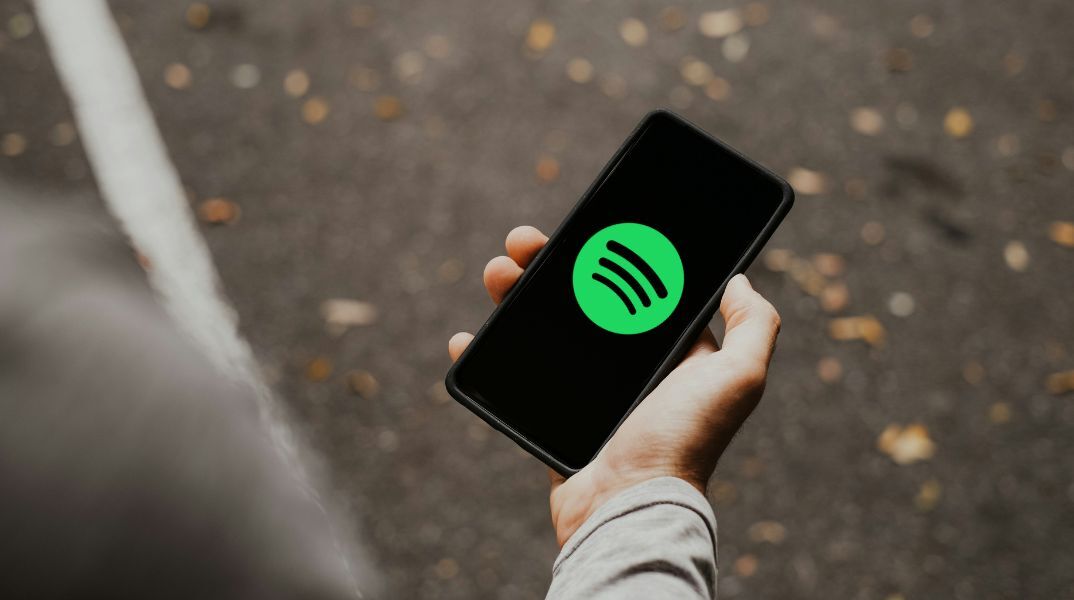 Χρήστες κατηγορούν το Spotify ότι υποβαθμίζει τους δημιουργούς με τη νέα λειτουργία remix τραγουδιών μέσω τεχνητής νοημοσύνης.