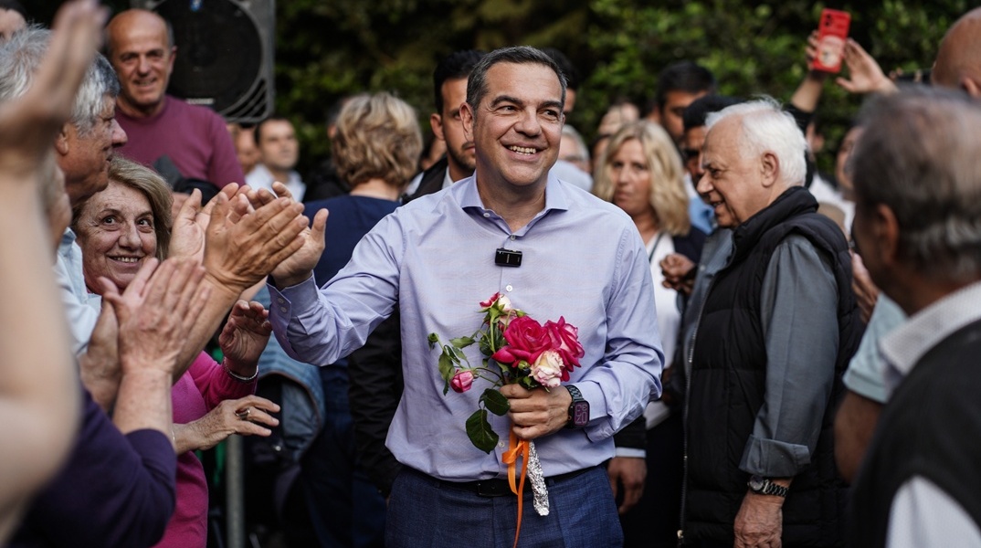 Αλέξης Τσίπρας με λουλούδια στα χέρια δίπλα σε πολίτες