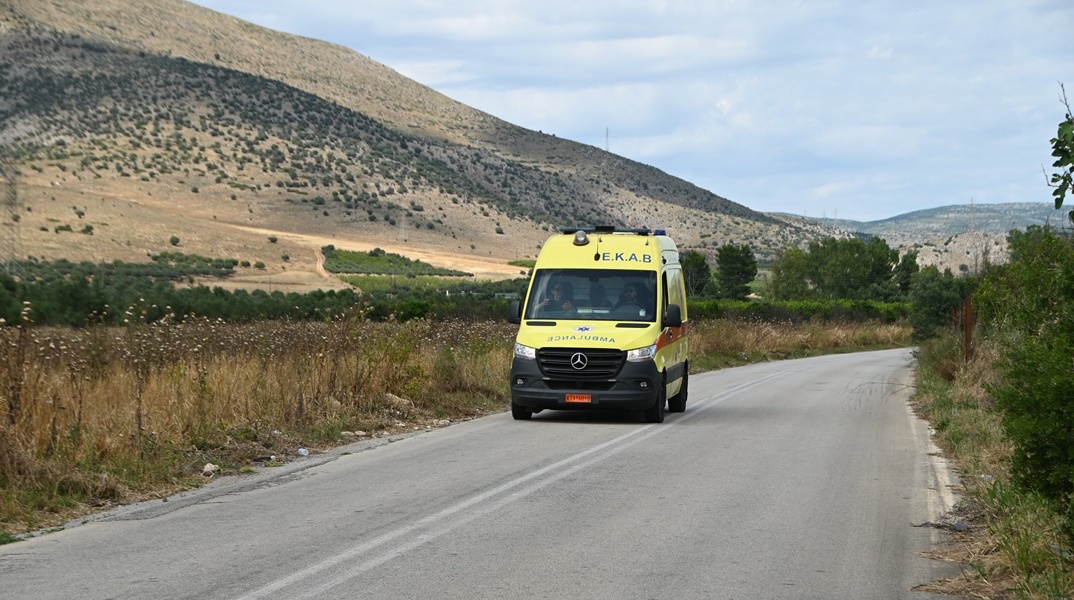 Ασθενοφόρο του ΕΚΑΒ σε επαρχιακό δρόμο