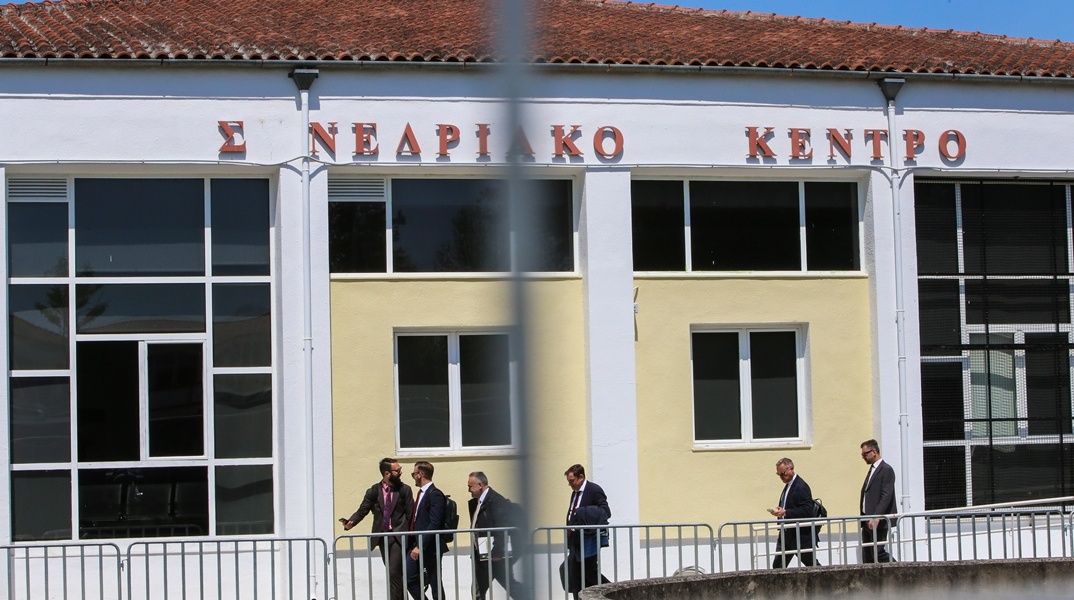 Η αίθουσα όπου γίνεται η δίκη για τα Τέμπη