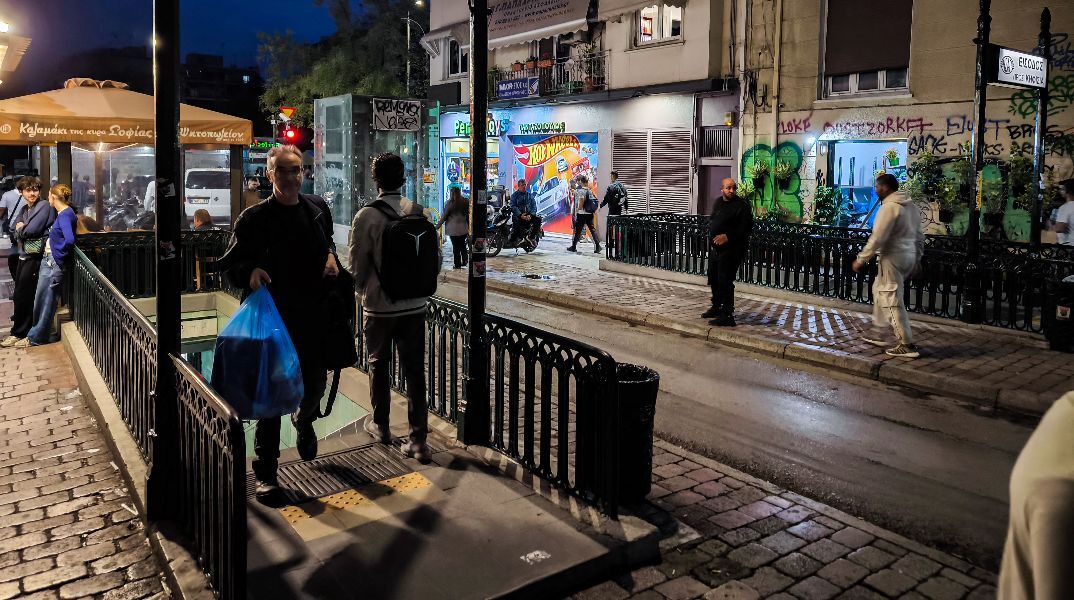 Η Σόφκα Ζινοβιέφ εξυμνεί στον Guardian την πλατεία Βικτωρίας: Ήταν η έμπνευση για το νέο της βιβλίο