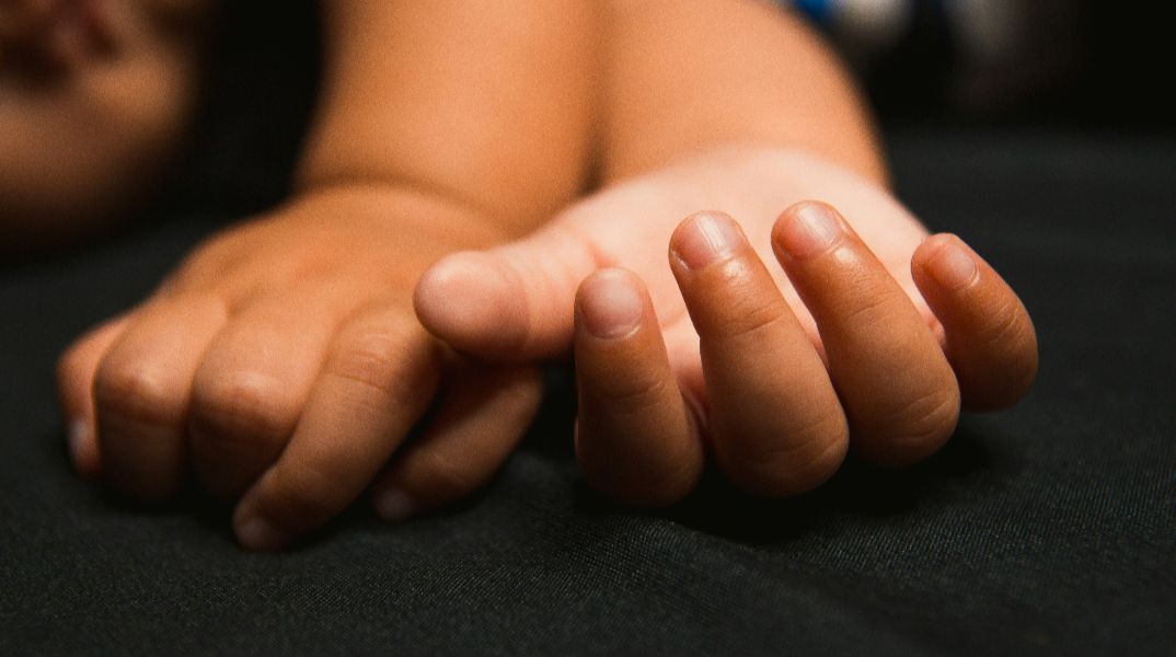 Χανιά: Δίωξη για απόπειρα ανθρωποκτονίας και στους δύο γονείς για την κακοποίηση της 3χρονης