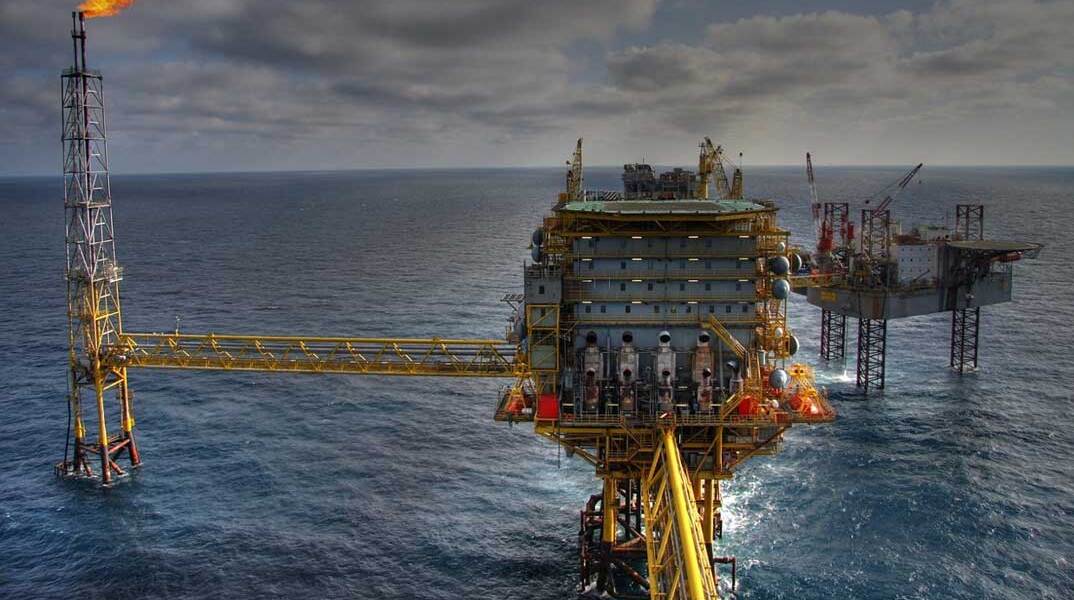 Εξέδρα πετρελαίου και φυσικού αερίου στη θάλασσα