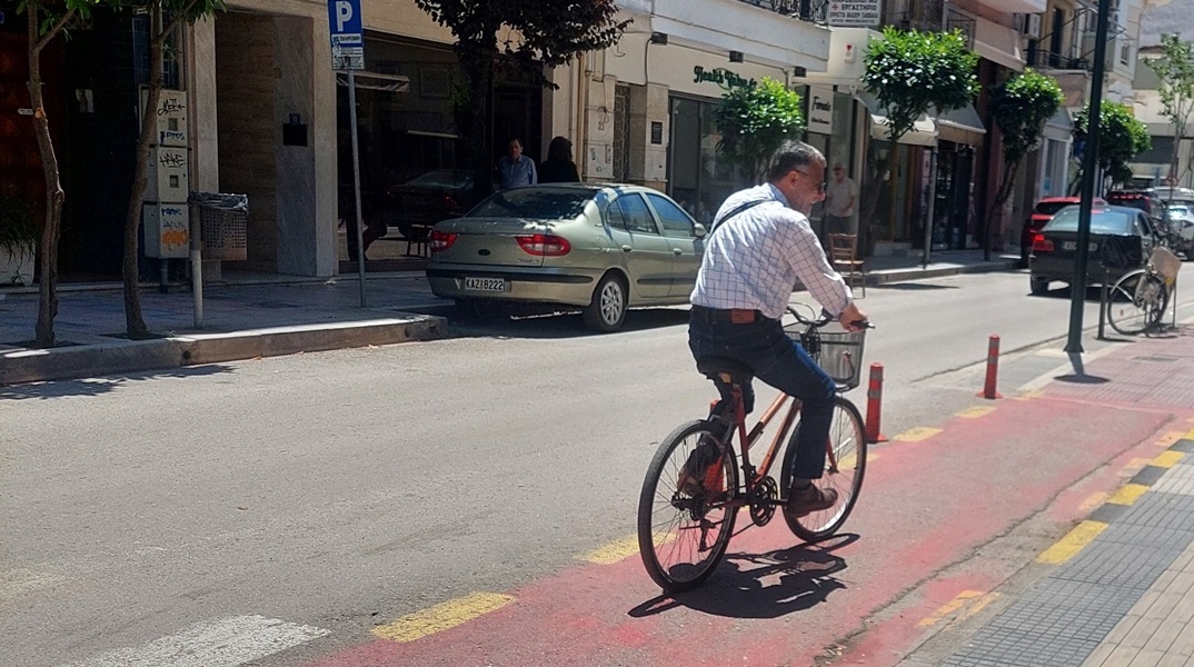 Άτομο με ποδήλατο στον ποδηλατόδρομο στην Καρδίτσα