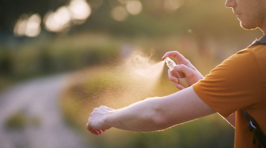 Μελέτη αποκαλύπτει ότι κουνούπια μπορούν να συσχετίσουν το εντομοαπωθητικό DEET με τροφή και να έλκονται από τη μυρωδιά του.
