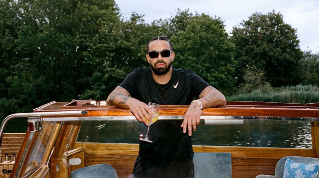 Ο Drake ξεπερνά τον Μάικλ Τζάκσον σε No. 1 τραγούδια - Κυριαρχεί στα charts με τρία νέα άλμπουμ και σπάει πολλαπλά ρεκόρ στο Billboard Hot 100