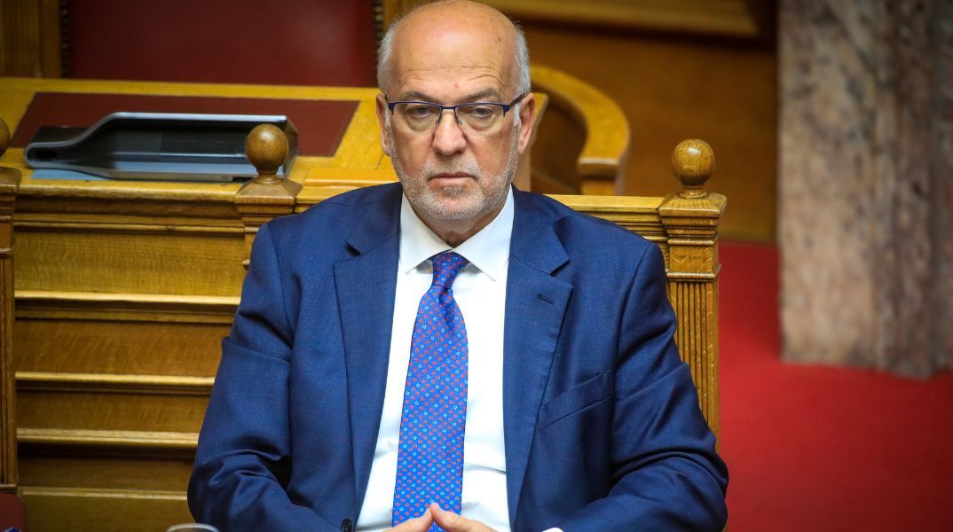 Ο Γιώργος Φλωρίδης παρενέβη στην κόντρα Βαξεβάνη - Μαραντζίδη, σχολιάζοντας σκωπτικά τις αλληλοκατηγορίες που προκάλεσε το πρωτοσέλιδο του Documento.