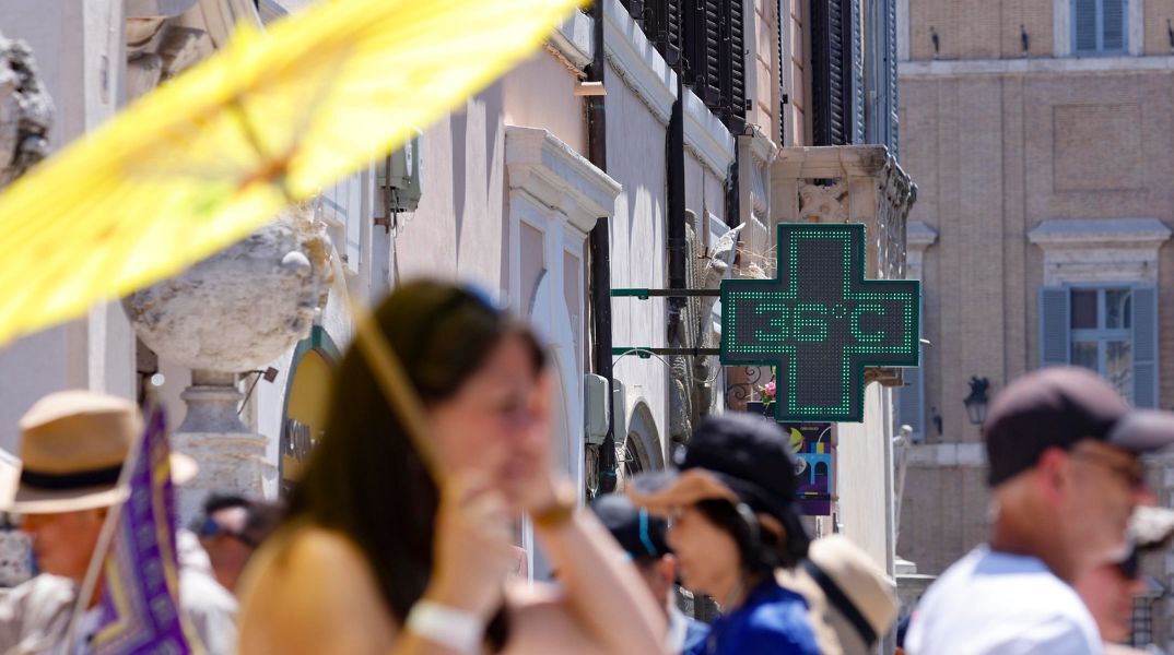 Ιστορικός καύσωνας πλήττει την Ευρώπη - Ρεκόρ θερμοκρασιών σε Βρετανία, Γαλλία, Ιρλανδία - Επτά θάνατοι συνδέονται με τα καιρικά φαινόμενα