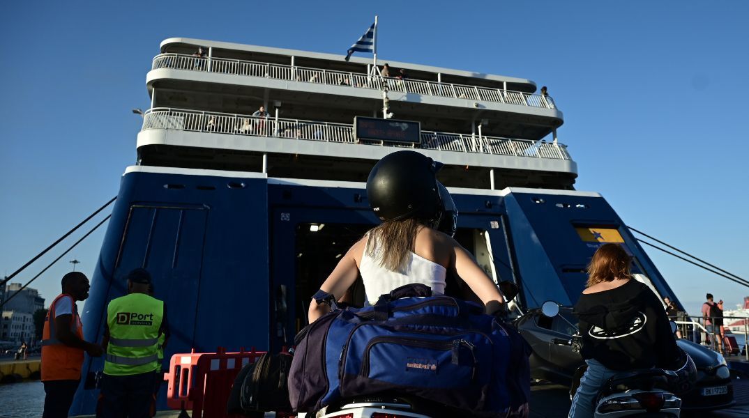 Πάνω από 28.800 εκδρομείς αναχωρούν σήμερα από τα λιμάνια της Αττικής για το τριήμερο του Αγίου Πνεύματος, με το Λιμενικό σε πλήρη επιφυλακή.
