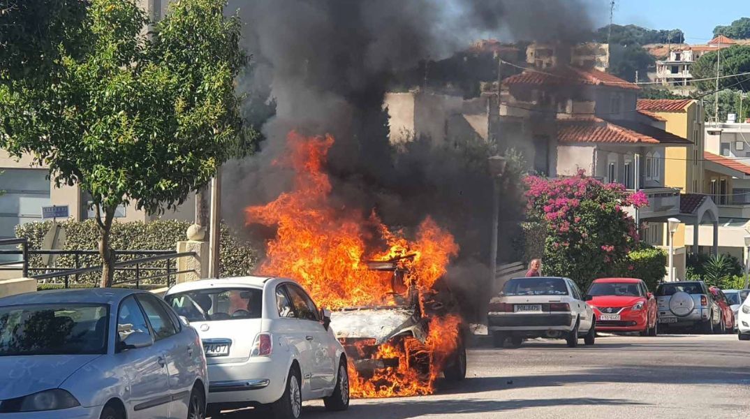 Φωτιά ξέσπασε το πρωί σε σταθμευμένο αυτοκίνητο στη Ρόδο, προκαλώντας την κινητοποίηση της Πυροσβεστικής - Το όχημα καταστράφηκε ολοσχερώς.