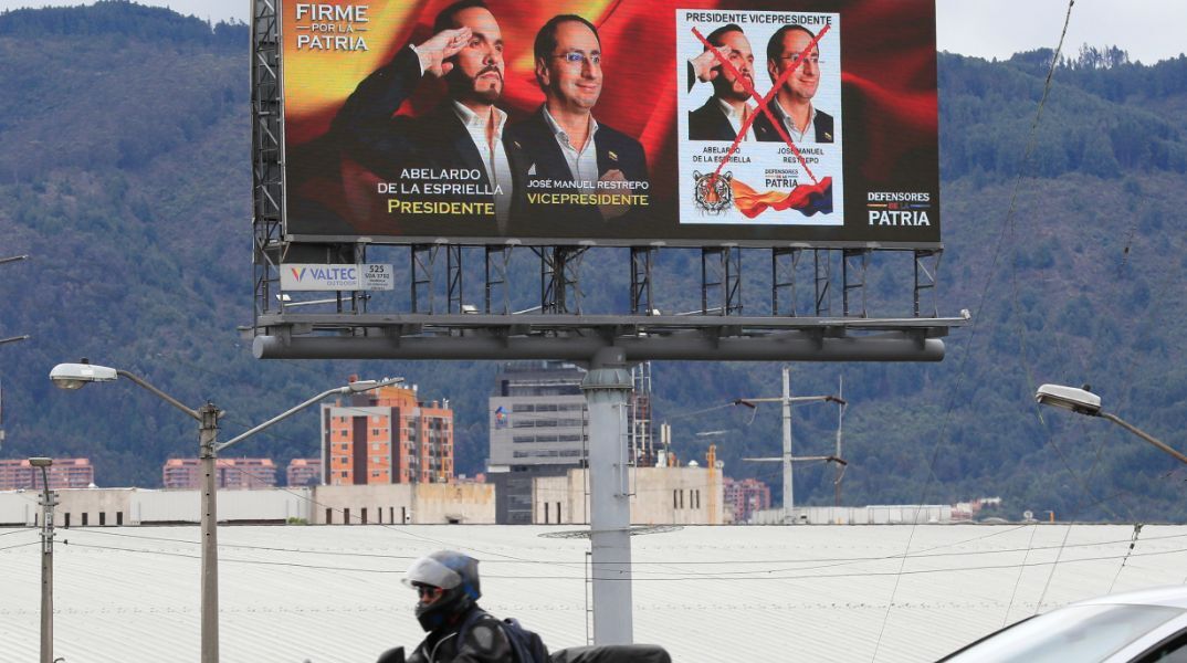 Η Κολομβία προσέρχεται σε κρίσιμες εκλογές εν μέσω έξαρσης βίας, με Αριστερά και Δεξιά να συγκρούονται για την επόμενη μέρα της χώρας.
