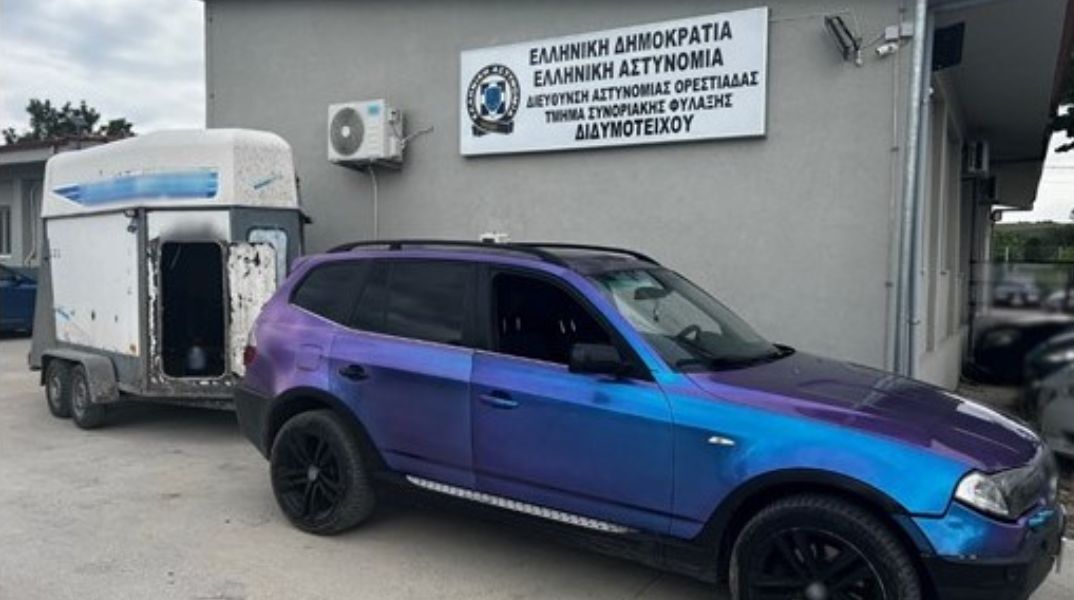 Πέντε διακινητές συνελήφθησαν σε Έβρο και Ροδόπη για μεταφορά μη νόμιμων μεταναστών - Κατασχέθηκαν οχήματα, πλαστές πινακίδες και χαρτονομίσματα.